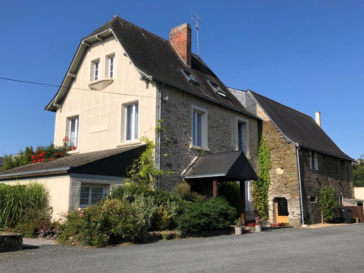 Le Manoir De La Vieille Douve Bed & Breakfast Bourg-d'Ire ภายนอก รูปภาพ