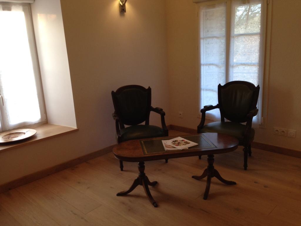 Le Manoir De La Vieille Douve Bed & Breakfast Bourg-d'Ire ห้อง รูปภาพ