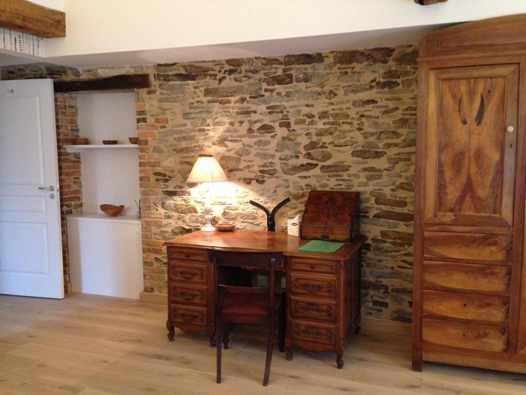 Le Manoir De La Vieille Douve Bed & Breakfast Bourg-d'Ire ห้อง รูปภาพ