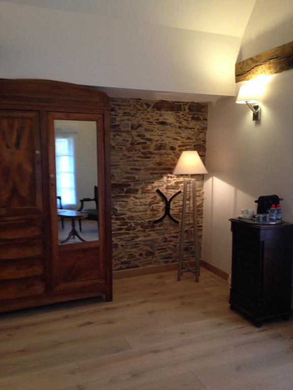 Le Manoir De La Vieille Douve Bed & Breakfast Bourg-d'Ire ห้อง รูปภาพ