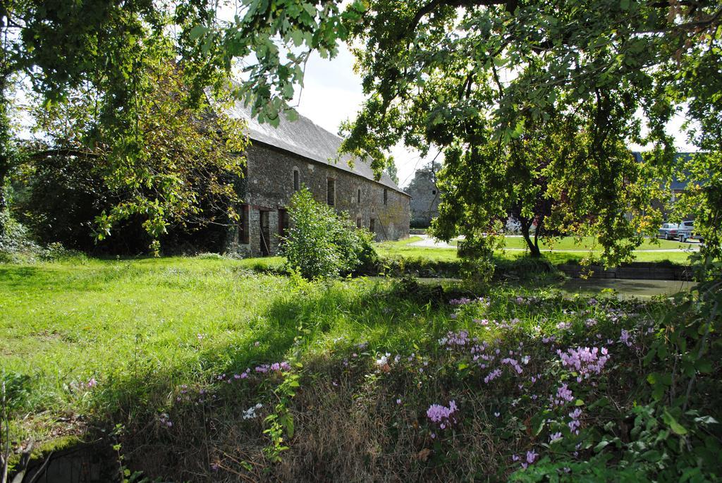 Le Manoir De La Vieille Douve Bed & Breakfast Bourg-d'Ire ภายนอก รูปภาพ